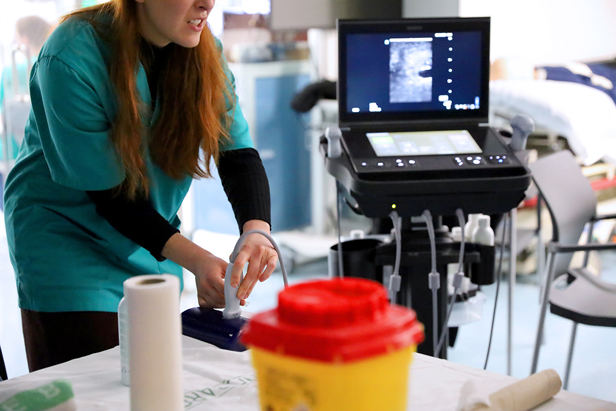 Imagen del simulador de pacientes críticos en los laboratorios del Máster Enfermo Crítico y Emergencias.