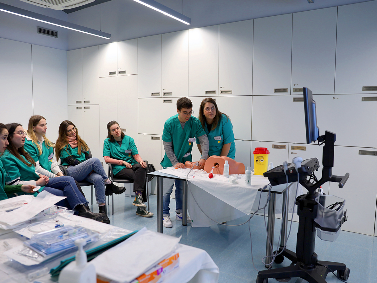 Imagen de una persona en los laboratorios del Máster Enfermo Crítico y Emergencias.
