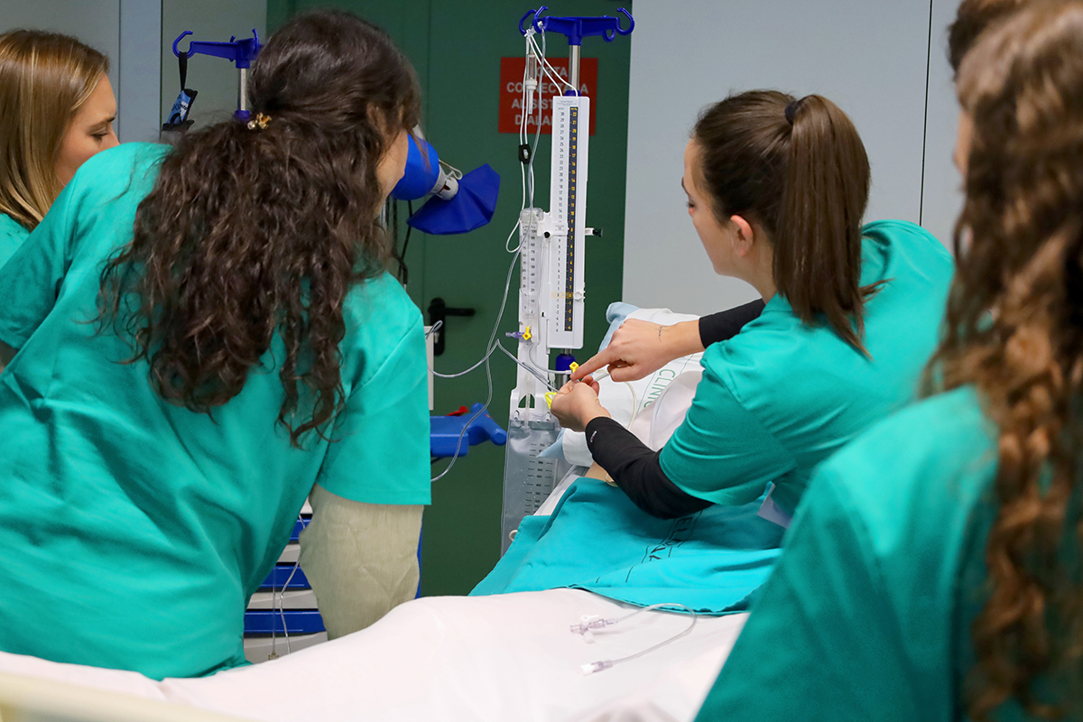 Imagen de unos médicos haciendo una ecografía en los laboratorios del Máster Enfermo Crítico y Emergencias.