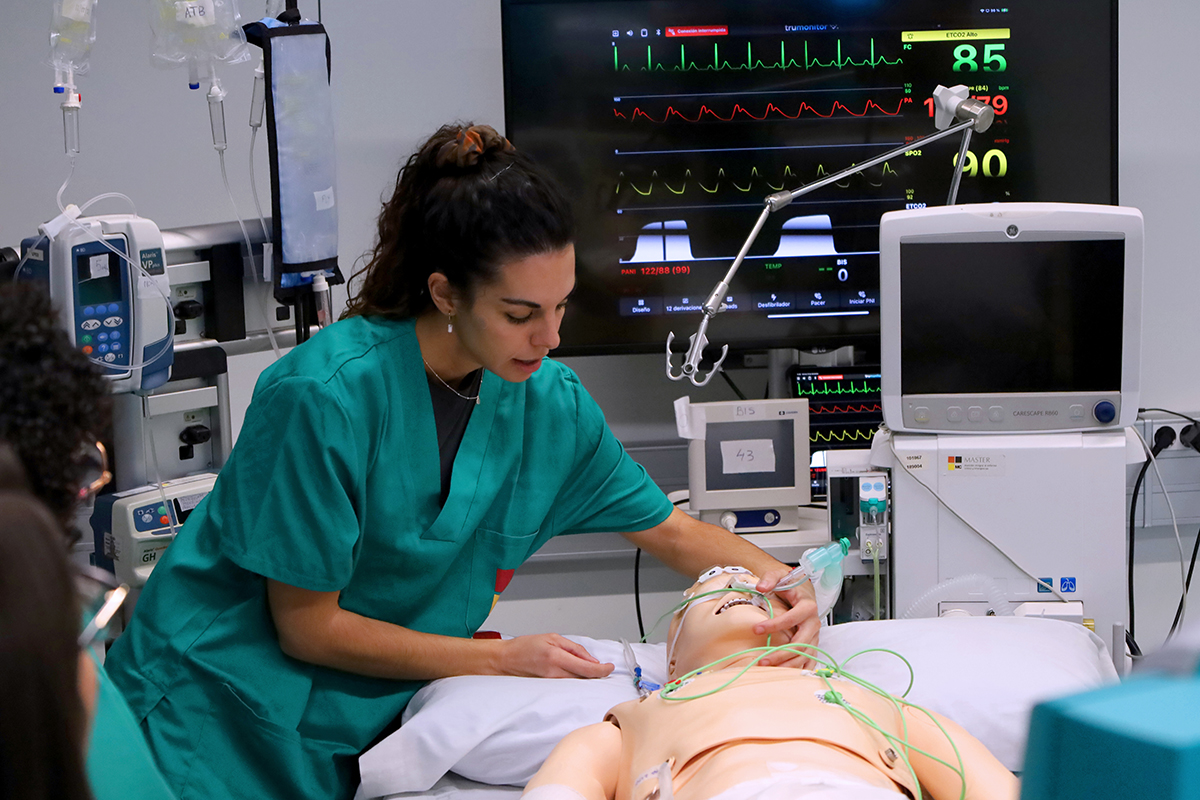 Imagen de una persona en los laboratorios del Máster Enfermo Crítico y Emergencias.